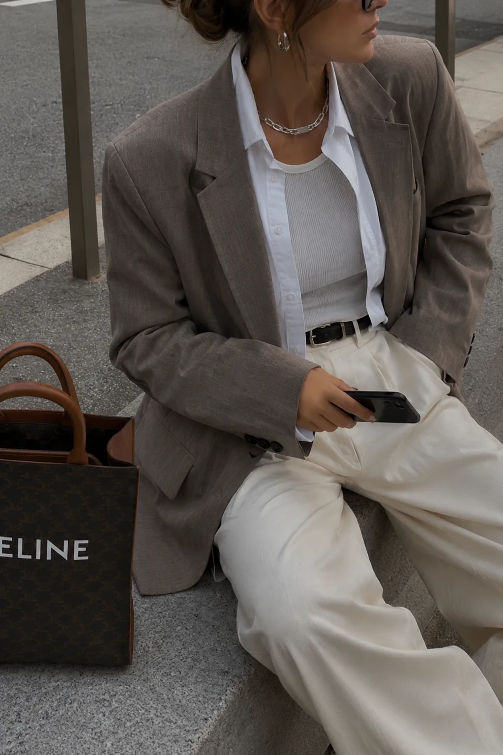 Kapsulový outfit, béžový oversized blazer a krémové wide nohavice