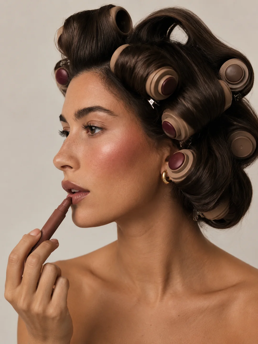 Vlasový styling, žena s natáčkami a rúžom